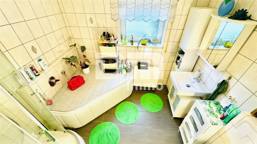 Schönes Mehrfamilienhaus geteilt nach WEG mit umfangreichen Nutzflächen und Traumgrundstück - WE1 - Souterrain Badezimmer / Wanne / Dusche